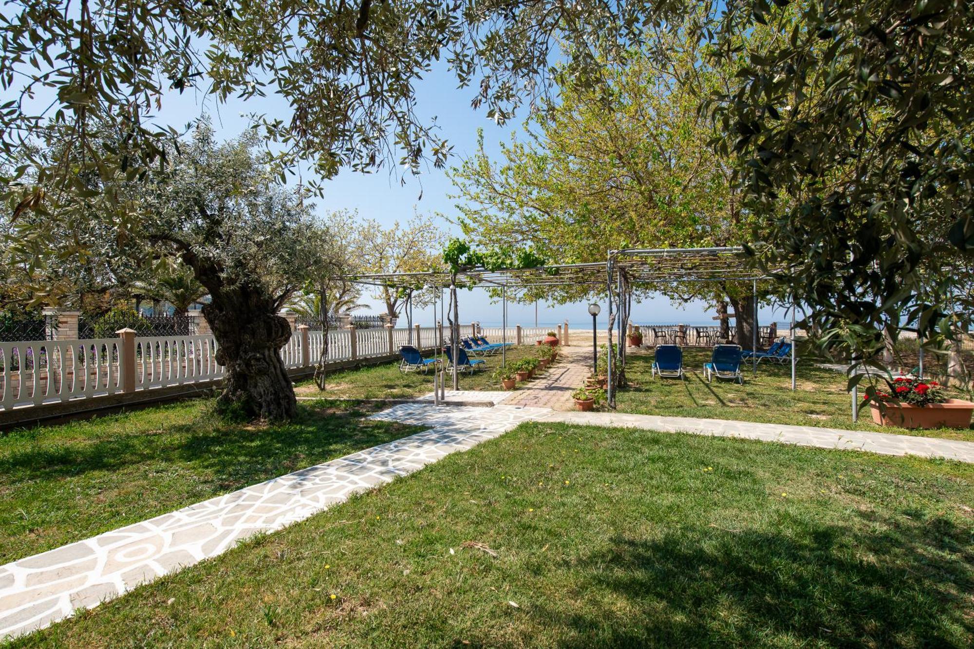 Opalium Beach Front Suites Potos Exterior foto