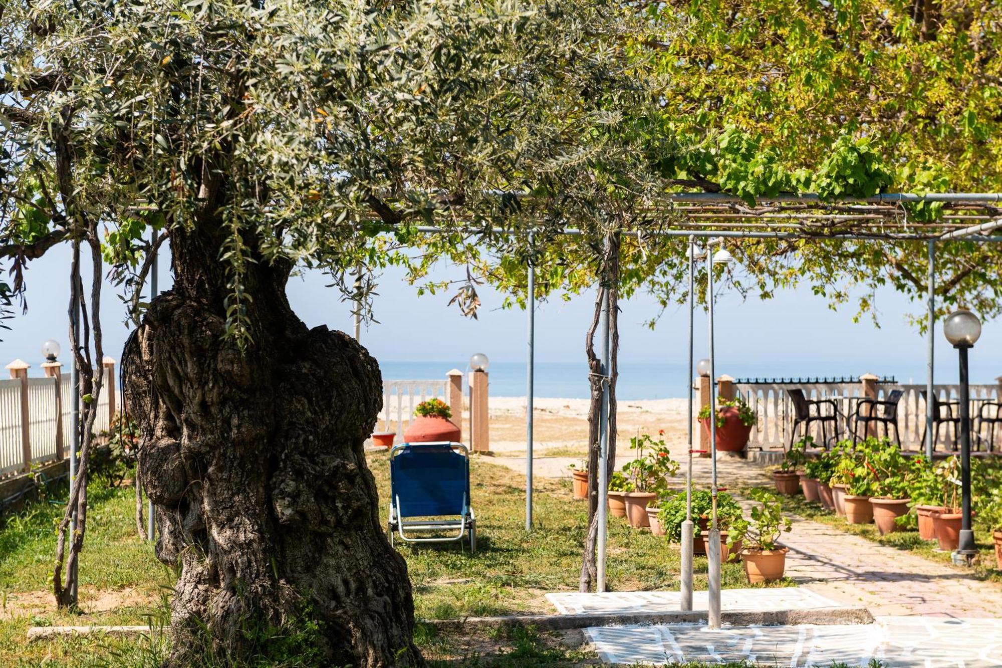 Opalium Beach Front Suites Potos Exterior foto